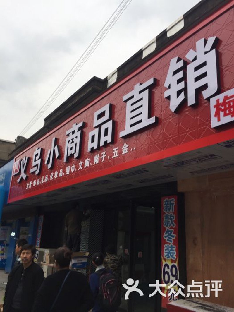 在挑选衣架时,植绒衣架和普通衣架的选择让人困惑。那么,在众多选项中,植绒衣架和不植绒衣架哪个更好呢?让我们来对比一下。